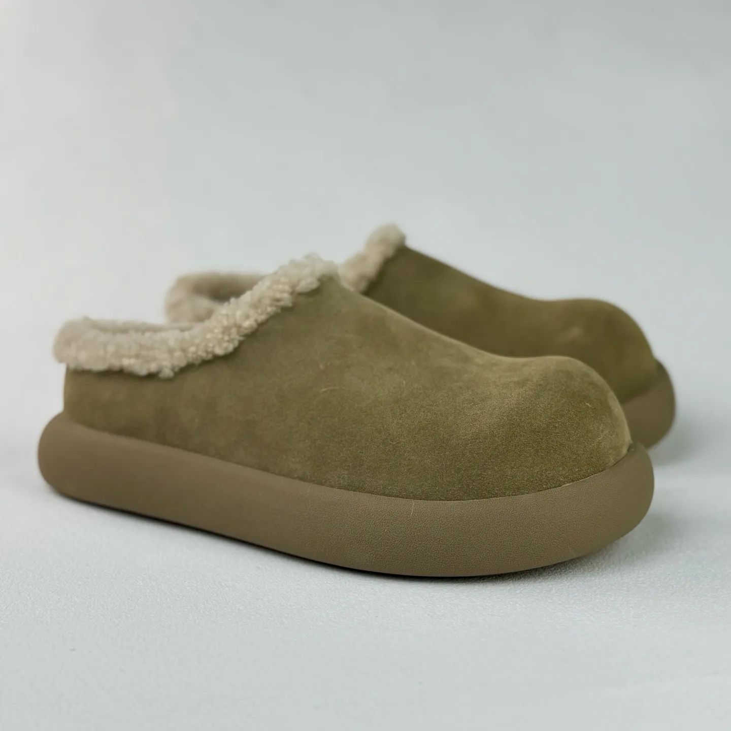 Wanding‼ ️Thick-soled Little Potato 💰480 Xiaohongshu’s popular UGG Little Potato UGG Muller Slippers #All shoes are made of ZP same factory Longfeng A-grade Australian imported sheepskin brand OEM production line fully follows the ZP process flow OEM original pattern maker Adheres to the principle of no original shoes and no development selection Pay attention to every detail The most authentic version on the market Size: 35 36 37 38 39 40
